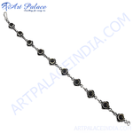 Load image into Gallery viewer, 925 sterling silver bracelet featuring black gemstones, a stylish and elegant chain design