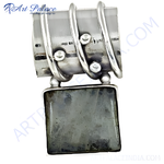 Load image into Gallery viewer, Sterling silver ring with a rectangular labradorite gemstone. Modern design with unique silver detailing.
