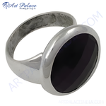 Load image into Gallery viewer, 925 sterling silver ring with an oval-cut black onyx gemstone. Elegant and timeless jewelry design.