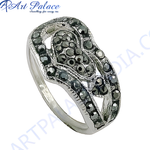 Load image into Gallery viewer, 925 sterling silver ring with black gemstones. Fashionable cocktail ring design.