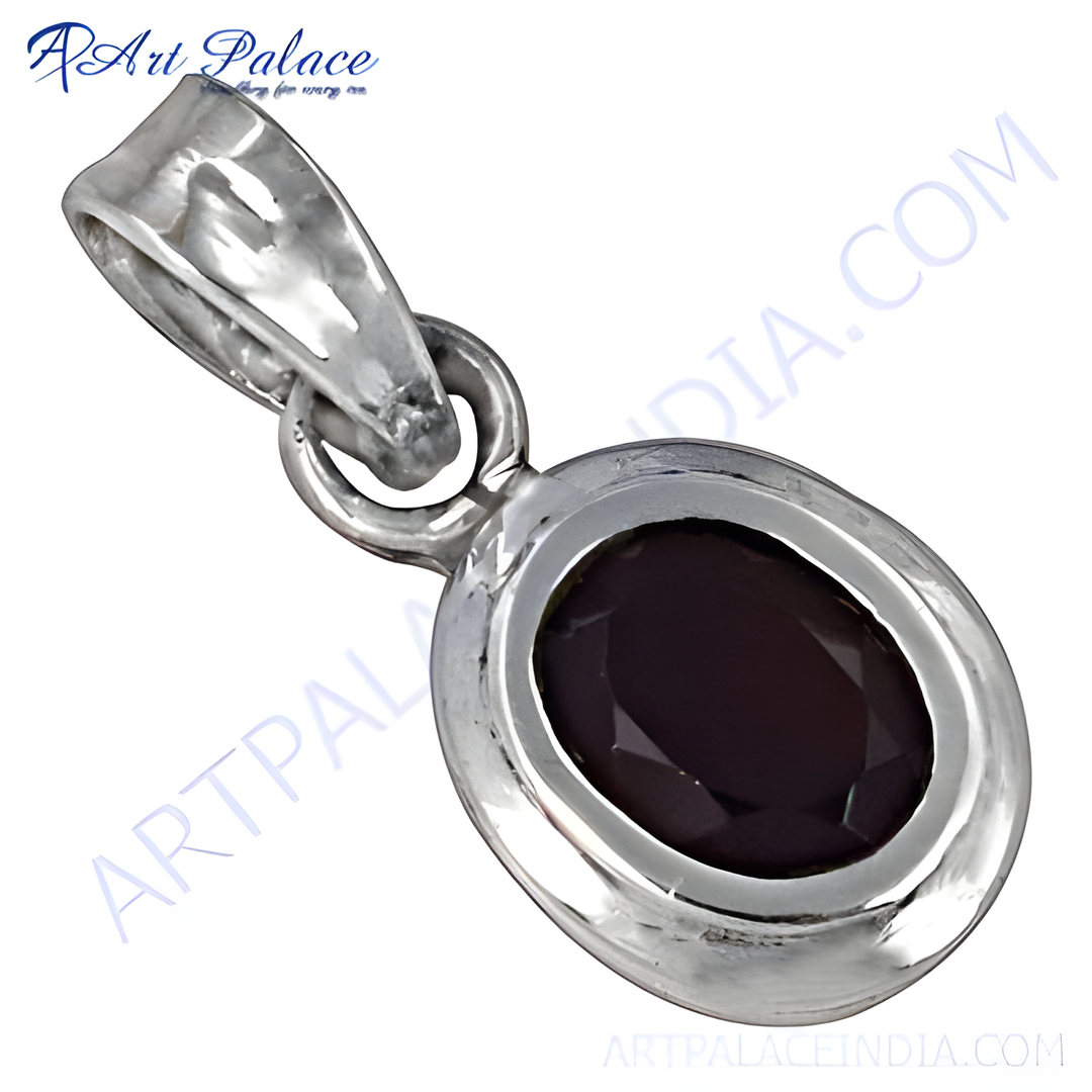 925 sterling silver oval garnet pendant. Features a deep red gemstone and is perfect for gifting.