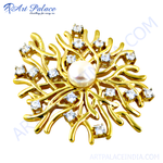 Load image into Gallery viewer, gold plating brooch with central pearl and diamond accents, a classic and elegant jewelry piece.
